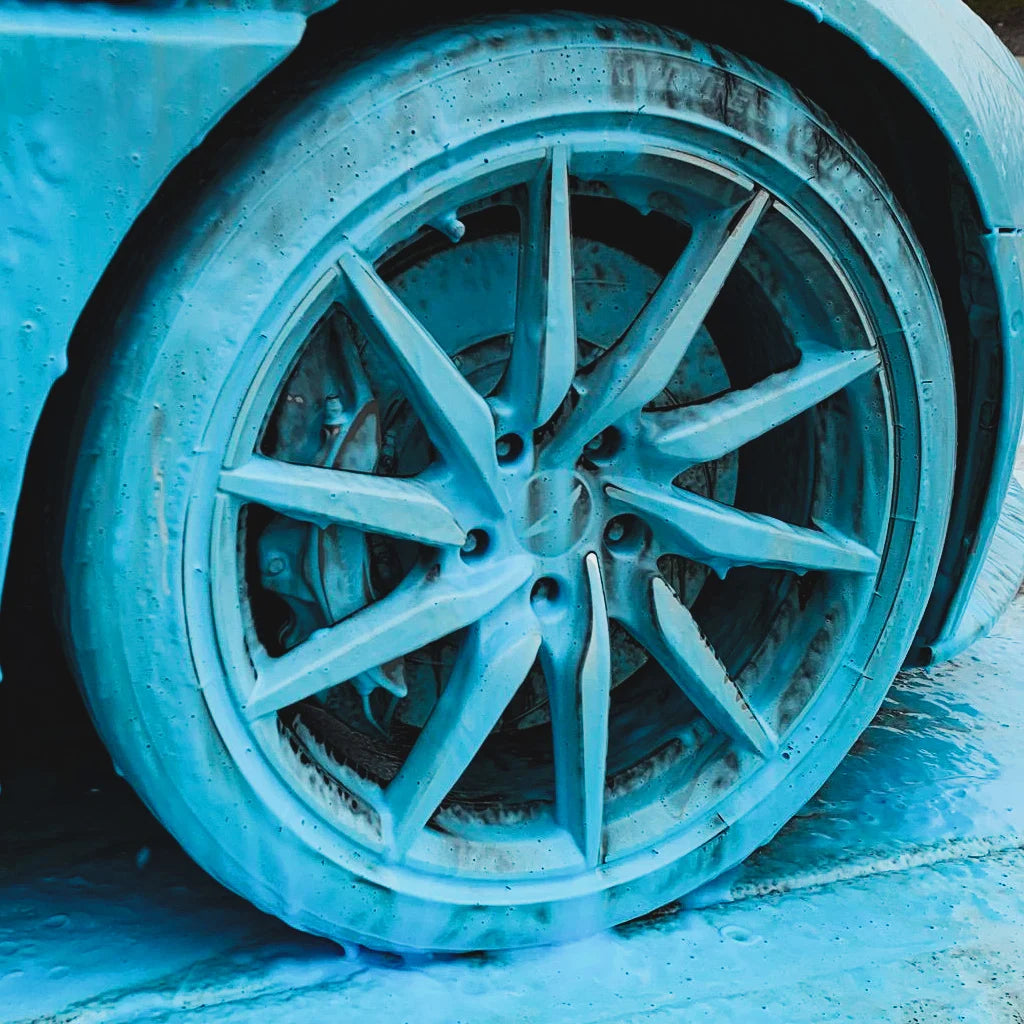 Blu | Blue Snow Foam Removes traffic film, dirt, road debris and salt with ease